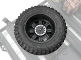 Koło zapasowe na dachu, gotowe na terenową przygodę. Opona BFGoodrich Mud-Terrain T/A na czarnej feldze.