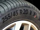 Opona z oznaczeniem 255/45 R20 V XL. To oznaczenie opon VR HR informuje o jej parametrach, idealna na szybkie trasy.