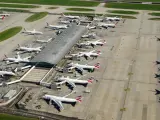 Lotnisko Heathrow tętni życiem, z wieloma samolotami British Airways czekającymi na pasażerów.
