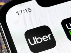 Ikona Ubera na ekranie telefonu. Obok widoczna ikona Uber Eats. Czas 17:15. To jakby cyfrowa uber kasa fiskalna.