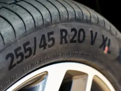 Opona z oznaczeniem 255/45 R20 V XL. To oznaczenie opon VR HR informuje o jej parametrach, idealna na szybkie trasy.