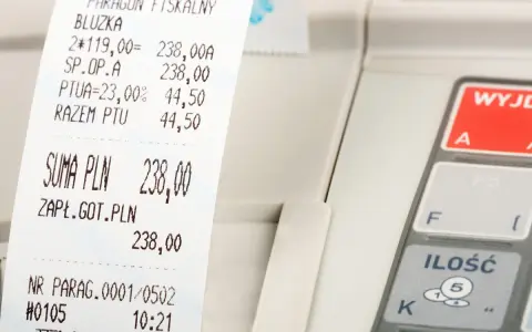 Na paragonie fiskalnym numer kasy fiskalnej to #0105. Widoczny jest też numer paragonu 0001/0502.