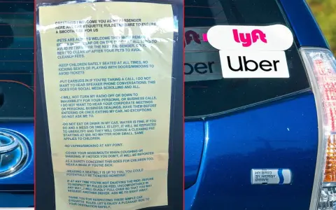 Naklejki Lyft i Uber na tylnej szybie samochodu, obok zasad jazdy.