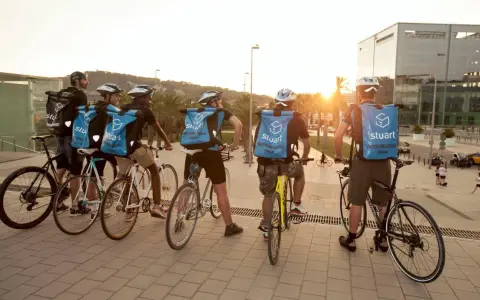 Kurierzy Stuart z plecakami czekają na zlecenia, gotowi do pracy i zarobków.