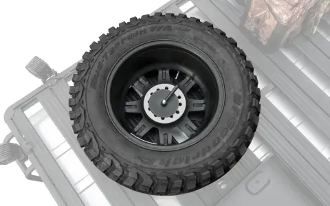 Koło zapasowe na dachu, gotowe na terenową przygodę. Opona BFGoodrich Mud-Terrain T/A na czarnej feldze.