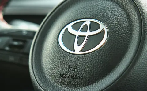 Kierownica Toyoty z logo. Czy to najlepsza marka samochodu? Trudno powiedzieć, ale na pewno solidna.