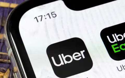 Ikona Ubera na ekranie telefonu. Obok widoczna ikona Uber Eats. Czas 17:15. To jakby cyfrowa uber kasa fiskalna.