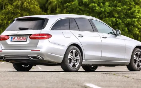 Srebrny Mercedes-Benz W213 kombi na drodze. Zastanawiasz się nad jego zakupem? Sprawdź koszty utrzymania.