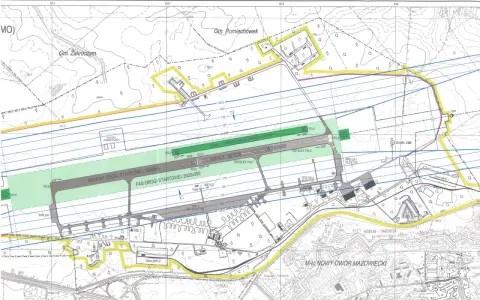 Mapa lotniska Warszawa Zachodnia Modlin z drogami startowymi, pasami drogowymi i infrastrukturą.