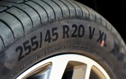 Opona z oznaczeniem 255/45 R20 V XL. To oznaczenie opon VR HR informuje o jej parametrach, idealna na szybkie trasy.