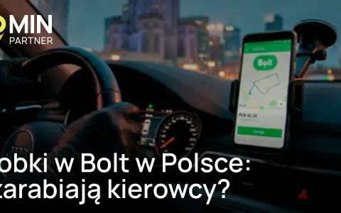 Kierowca w rękawiczkach trzyma kierownicę, na desce rozdzielczej widoczny telefon z aplikacją Bolt. Sprawdź, ile zarobisz za km w Bolt.