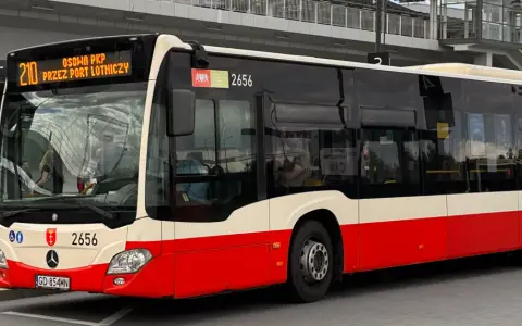 Autobus linii 210 z napisem "OSOWA PKP PRZEZ PORT LOTNICZY" na wyświetlaczu, gotowy do podróży z Gdańska Głównego na lotnisko.