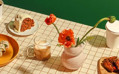 Pyszne sushi, ciasto marchewkowe i skrzydełka z kurczaka – idealny zestaw od Bolt kurier na szybki lunch.