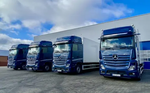 Cztery granatowe Mercedesy Actros gotowe do trasy. Taki tabor to pewność dobrych zarobków w sl express.