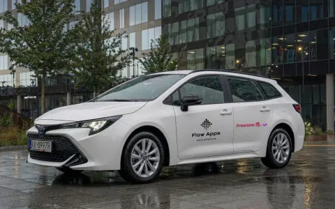 Białe kombi z logo FreeNow i Lyft, gotowe do jazdy z prowizją free now.
