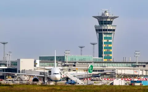 Wieża kontroli lotów i samoloty na lotnisku Orly.