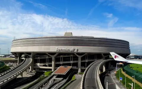 Terminal 1 na lotnisku w Paryżu, najbliżej centrum, z charakterystyczną architekturą i drogami dojazdowymi.