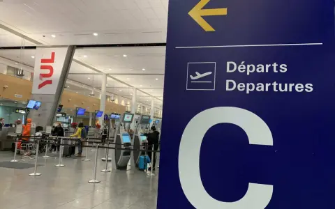 Tablica kierująca na lotnisku Montreal YUL, z napisem "Departures" i dużą literą "C".
