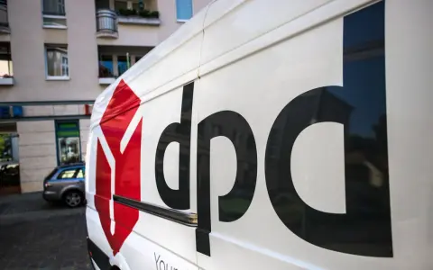 Biały van DPD z charakterystycznym logo, gotowy do pracy kurierskiej.