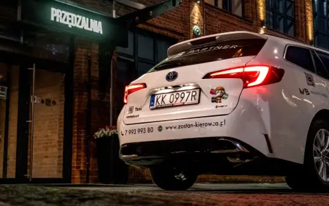 Białe auto z naklejką Bolt i Uber, gotowe do pracy. Kierowca liczy na dobre zarobki.