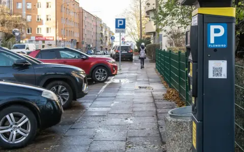Parking w mieście, gdzie można sprawdzić opinię o kierowcy i zapłacić za postój.