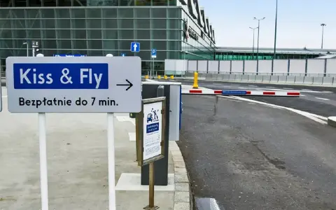 Lotnisko Chopina: strefa Kiss & Fly do odbioru pasażerów, bezpłatnie do 7 min.