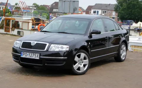 Czarna Skoda Superb, idealna na rodzinne wycieczki, z silnikiem V6. Tanie v6 w luksusowym wydaniu.