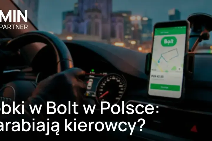 Kierowca w rękawiczkach trzyma kierownicę, na desce rozdzielczej widoczny telefon z aplikacją Bolt. Sprawdź, ile zarobisz za km w Bolt.