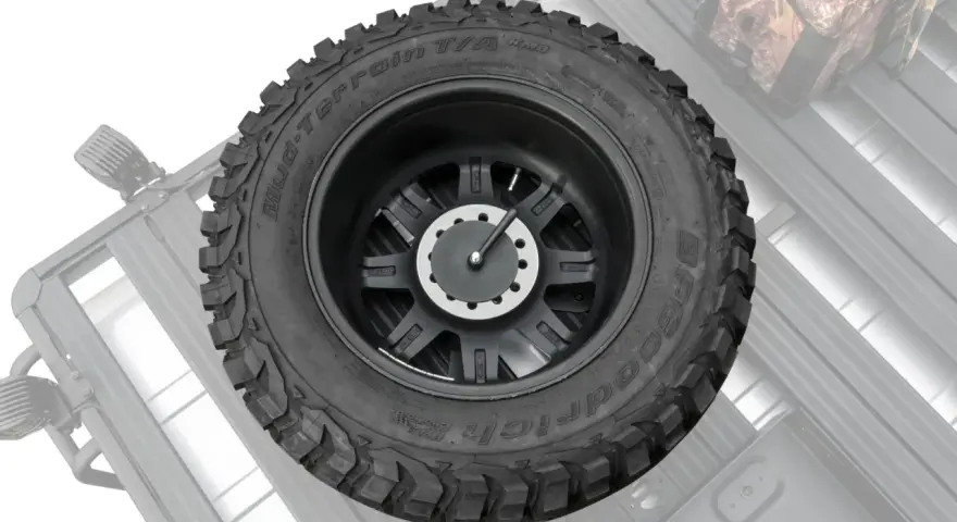 Koło zapasowe na dachu, gotowe na terenową przygodę. Opona BFGoodrich Mud-Terrain T/A na czarnej feldze.