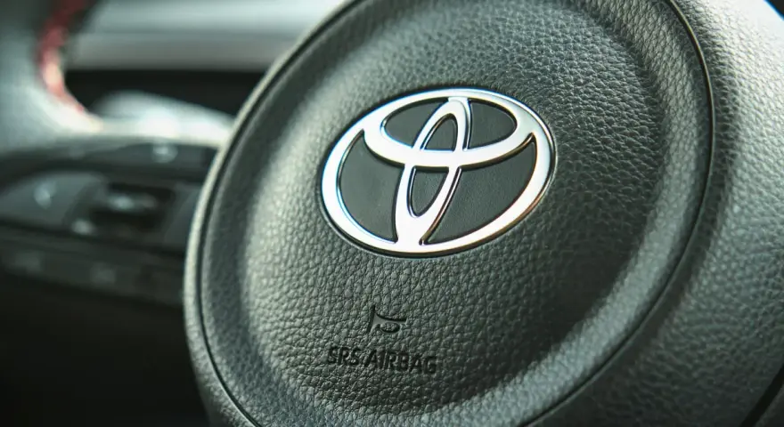 Kierownica Toyoty z logo. Czy to najlepsza marka samochodu? Trudno powiedzieć, ale na pewno solidna.