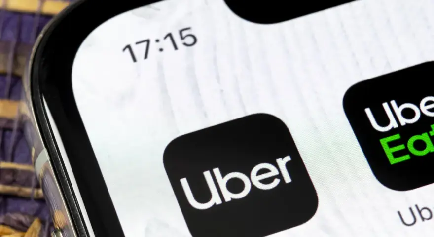 Ikona Ubera na ekranie telefonu. Obok widoczna ikona Uber Eats. Czas 17:15. To jakby cyfrowa uber kasa fiskalna.
