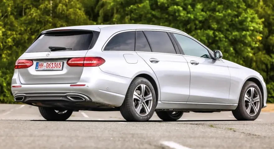Srebrny Mercedes-Benz W213 kombi na drodze. Zastanawiasz się nad jego zakupem? Sprawdź koszty utrzymania.