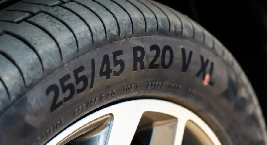 Opona z oznaczeniem 255/45 R20 V XL. To oznaczenie opon VR HR informuje o jej parametrach, idealna na szybkie trasy.