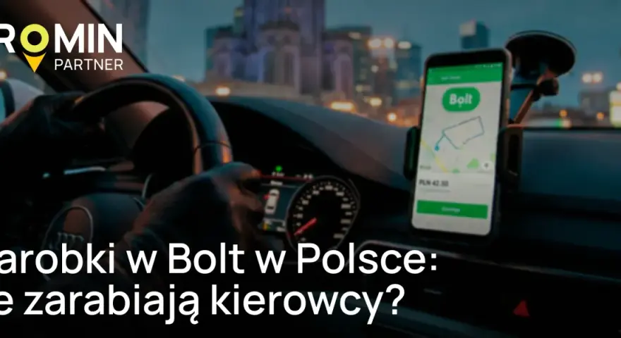 Kierowca w rękawiczkach trzyma kierownicę, na desce rozdzielczej widoczny telefon z aplikacją Bolt. Sprawdź, ile zarobisz za km w Bolt.
