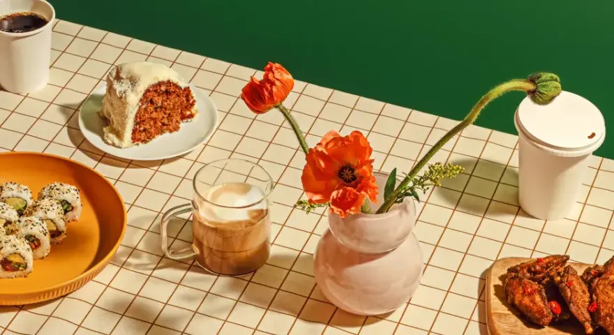 Pyszne sushi, ciasto marchewkowe i skrzydełka z kurczaka – idealny zestaw od Bolt kurier na szybki lunch.