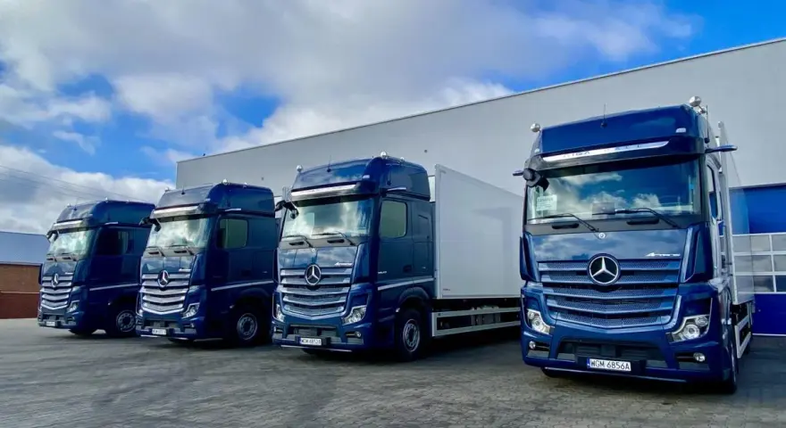 Cztery granatowe Mercedesy Actros gotowe do trasy. Taki tabor to pewność dobrych zarobków w sl express.