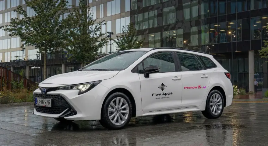 Białe kombi z logo FreeNow i Lyft, gotowe do jazdy z prowizją free now.