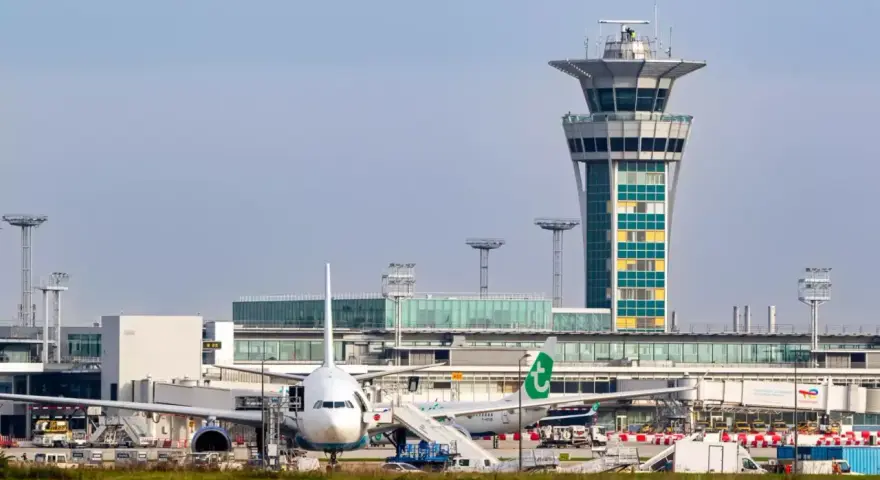 Wieża kontroli lotów i samoloty na lotnisku Orly.