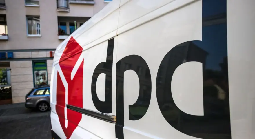 Biały van DPD z charakterystycznym logo, gotowy do pracy kurierskiej.
