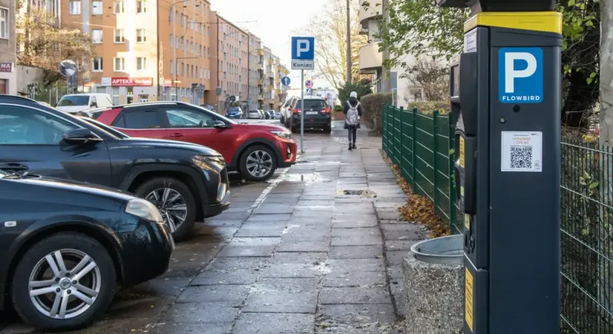 Parking w mieście, gdzie można sprawdzić opinię o kierowcy i zapłacić za postój.