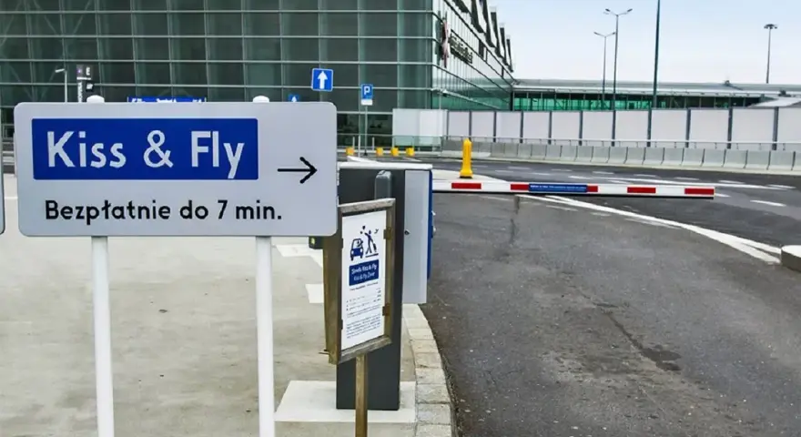 Lotnisko Chopina: strefa Kiss & Fly do odbioru pasażerów, bezpłatnie do 7 min.