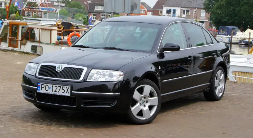 Czarna Skoda Superb, idealna na rodzinne wycieczki, z silnikiem V6. Tanie v6 w luksusowym wydaniu.