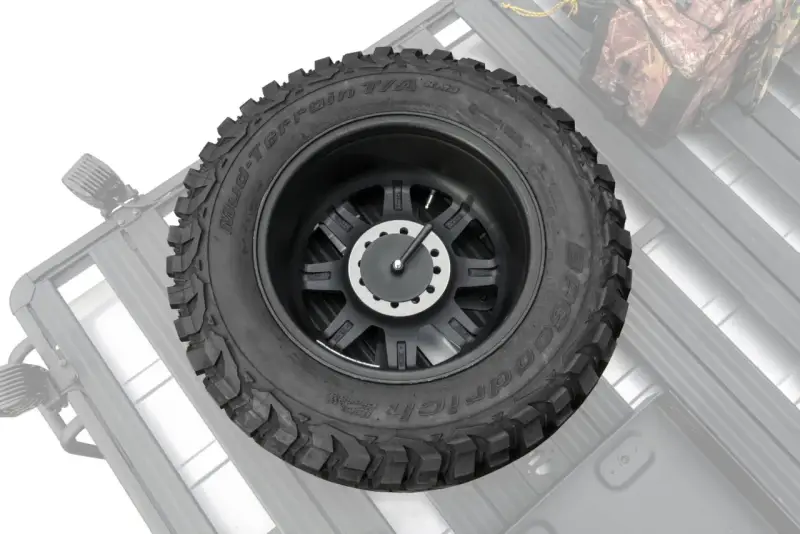 Koło zapasowe na dachu, gotowe na terenową przygodę. Opona BFGoodrich Mud-Terrain T/A na czarnej feldze.