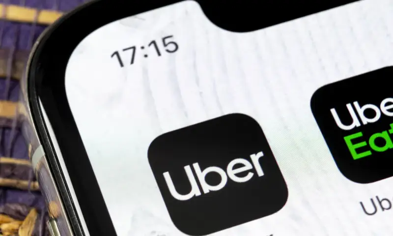 Ikona Ubera na ekranie telefonu. Obok widoczna ikona Uber Eats. Czas 17:15. To jakby cyfrowa uber kasa fiskalna.