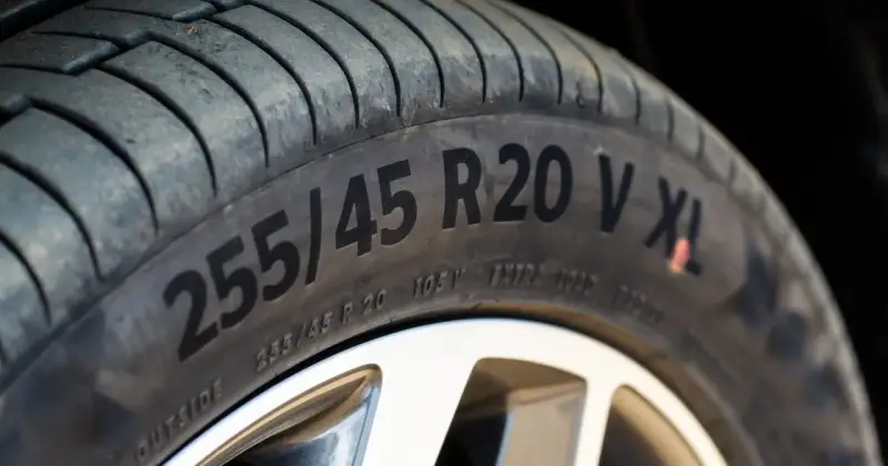 Opona z oznaczeniem 255/45 R20 V XL. To oznaczenie opon VR HR informuje o jej parametrach, idealna na szybkie trasy.