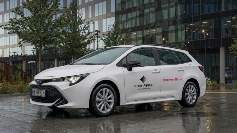 Białe kombi z logo FreeNow i Lyft, gotowe do jazdy z prowizją free now.